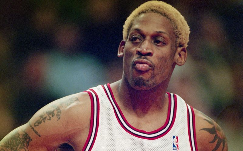 Wild, unberechenbar, gnadenlos: Dennis Rodman zählte in den 90er-Jahren zu den besten Basketballern der Welt. In Erinnerung bliebt er allerdings nicht uunbedingt für seine sportlichen Leistungen. Für uns zählt Rodman, der am 13. Mai seinen 65. Geburtstag feiert, unbestritten zu den schlimmsten Bad Boys der Sportgeschichte ...  