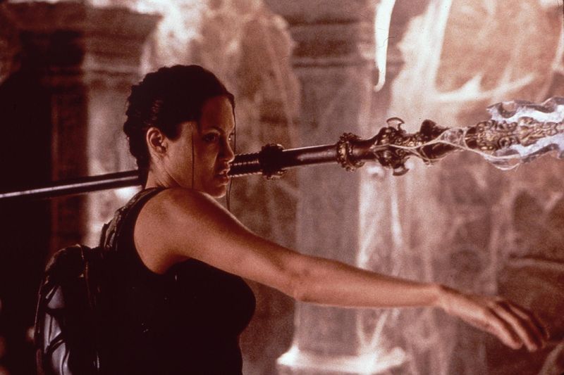 Lara (Angelina Jolie) kämpft gegen einen Geheimbund.