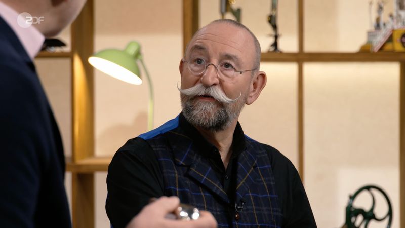 Bevor Mutter und Sohn ihr Verkaufsobjekt näher vorstellen, lässt sich Horst Lichter das gute Stück vom Experten Detlev Kümmel erklären - und eben auch praktisch vorführen. Normalerweise vertraut der Mann mit dem Schnauzer seinem Team blind. Das rächt sich heute ...