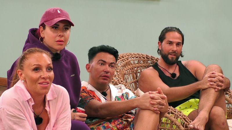 Geschockte, ungläubige gesichter, nur eine grinst: Georgina Fleur (links) hat bei "Kampf der RealityAllstars" (RTLZWEI) alles unter Kontrolle. Denkt sie.