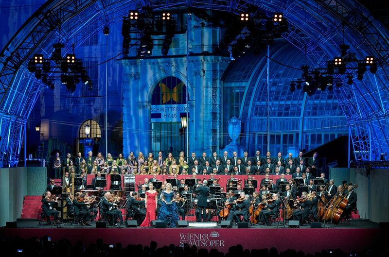 Elīna Garanča und Camilla Nylund bei ihrem Open-Air-Auftritt. Bertrand de Billy dirigiert das Orchester und den Chor der Wiener Staatsoper.
