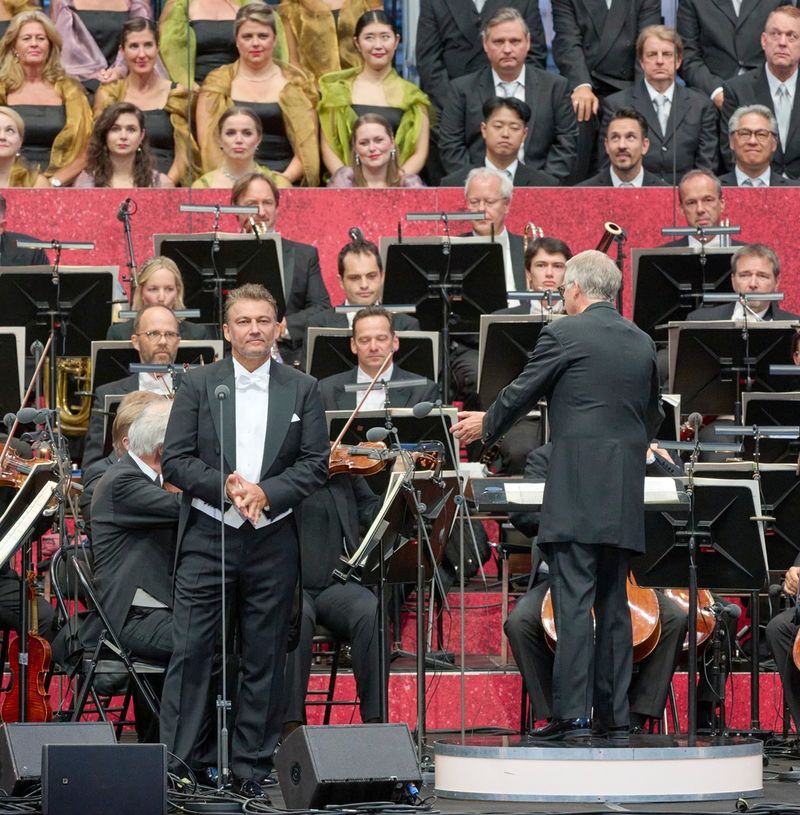 Jonas Kaufmann singt beim Open-Air der Wiener Staatsoper "Und es leuchten die Sterne".
