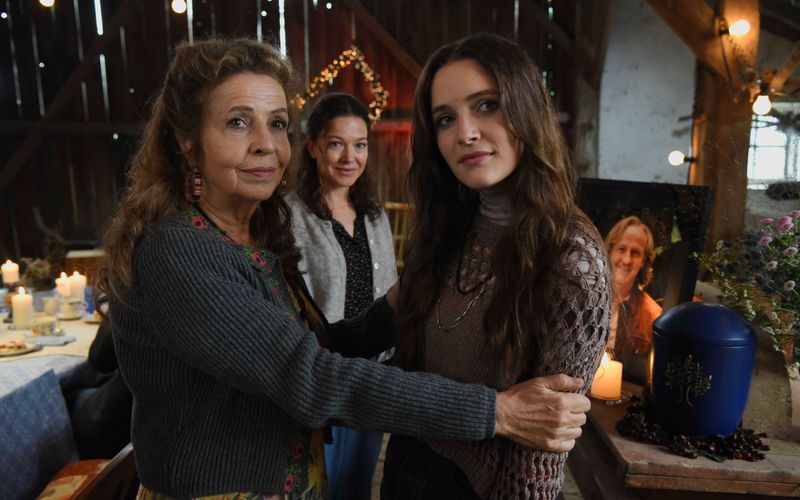 Teenager-Mädchen Toni (Momo Beier, rechts, mit Michaela May, links, und Hannah Herzsprung) ist die einzige Person, die den Geist von Wiggerl sehen kann.