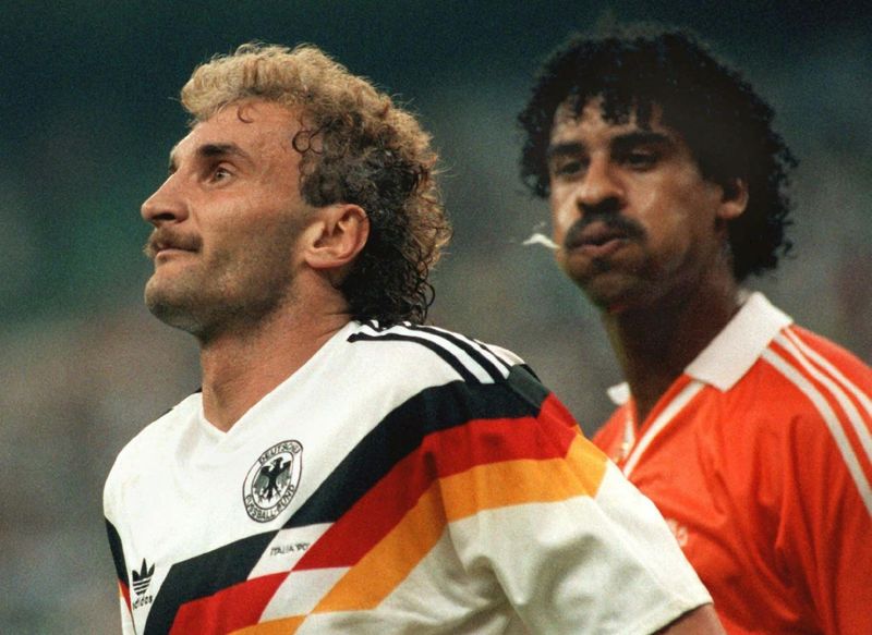 "Terra X History" erinnert an große Momente auf dem Spielfeld und zeichnet ein Portrait des deutschen Ausnahme-Fußballers Rudi Völler. Unvergessen die Szene im WM-Achtelfinale 1990, als der Niederländer Frank Rijkaard den deutschen Stürmer anspuckt.
