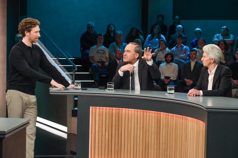 "Hart aber fair"-Moderator Louis Klamroth (links) muss dazwischengehen, als sich Hubert Aiwanger und Marie-Agnes Strack-Zimmermann in die Haare kriegen.