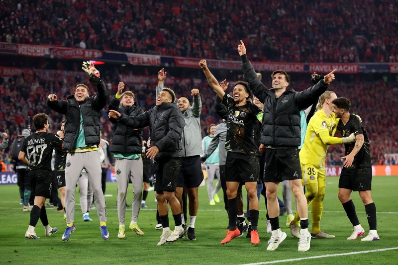 Die Spieler von Paris Saint-Germain feiern am späten Abend des 6. Mai 2026 ihren Triumph über den FC Bayern München im Rückspiel in der Allianz Arena. Der amtierende Titelträger hat sich so für das Finale in Budapest qualifiziert.
