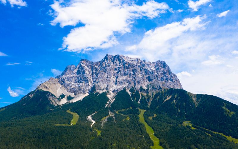 Südlich der Zugspitze begeben sich immer öfter unerfahrene Abenteurerinnen und Abenteurer in Gefahr. 