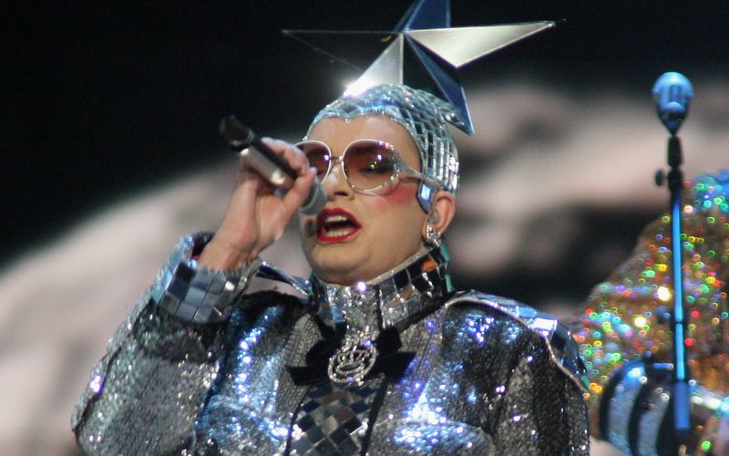 Beim Eurovision Song Contest geht es in der Theorie um die Suche nach dem besten Song. Aber seien wir ehrlich: Am meisten Spaß macht der ESC immer dann, wenn es besonders bunt, schrill oder schräg wird. Wir erinnern an denkwürdige durchgeknallte ESC-Beiträge ... 