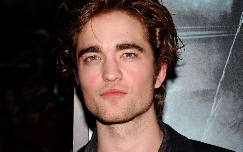 Als blutsaugender Vampir Edward eroberte Robert Pattinson nicht nur das Herz von Bella, sondern auch viele Teenieherzen auf der ganzen Welt im Sturm. Dass der britische Schauspieler auch komplexere Rollen meistern kann, bewies er mit künstlerisch so ambitionierten Filmen wie "Life", "High Life" oder "Der Leuchtturm". Anlässlich seines 40. Geburtstags am 13. Mai zeigen wir, wie sich Pattinson über die Jahre verändert hat.