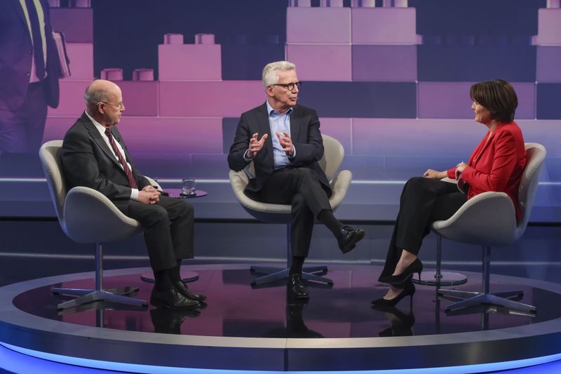 Gregor Gysi (links) und Thomas de Maizière sprachen bei Sandra Maischberger über die Krise der Bundesregierung.