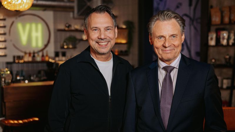 Bestsellerautor Sebastian Fitzek (links) und Schauspieler Wolfgang Bahro beim GZSZ-Dreh.