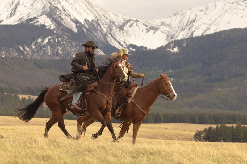 Ein letzter Ritt zu Hause: Beth Dutton (Kelly Reilly) und Rip Wheeler (Cole Hauser) verabschieden sich aus Montana nach Texas - und nehmen ihre Probleme mit.
