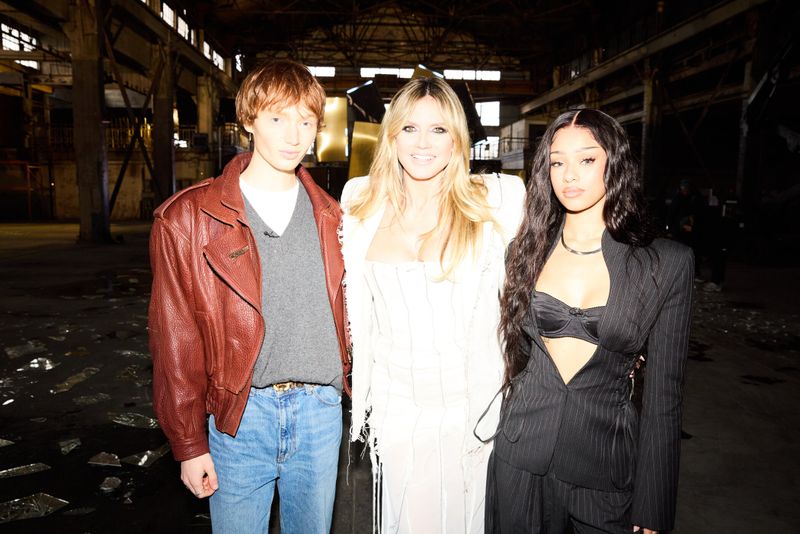 Heidi Klum (Mitte) wird bei der wichtigen Entscheidung, wer ins Halbfinale darf, von Male Model Calum Harper und Sängerin Manon Bannerman unterstützt.