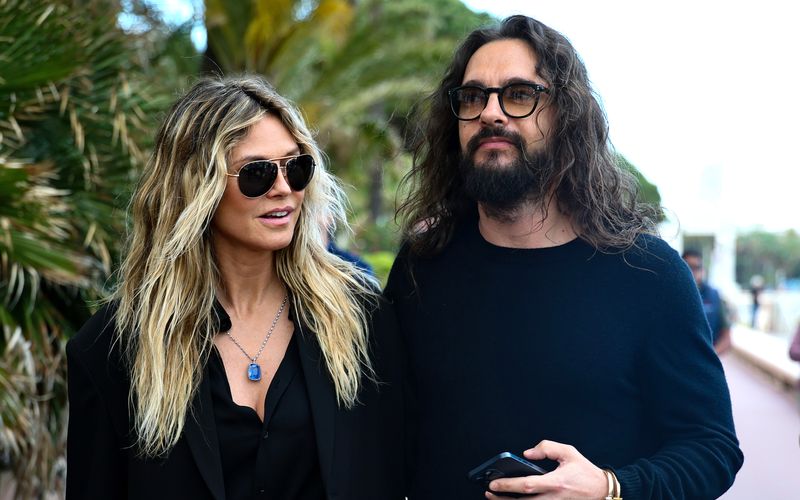 Tom Kaulitz hat in seinem Podcast den Äußerungen seiner Frau Heidi Klum bezüglich seiner Schlafgewohnheiten widersprochen.