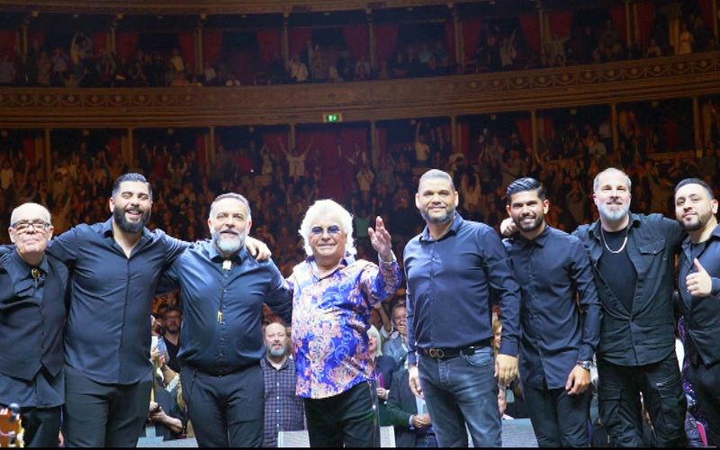 Nicolas Reyes (Mitte) spielt mit den Gipsy Kings immer noch regelmäßig vor großem Publikum. Mit den Gipsy Kings, die vor knapp 40 Jahren die Welt eroberten, hat die heutige Band aber nicht mehr viel zu tun.