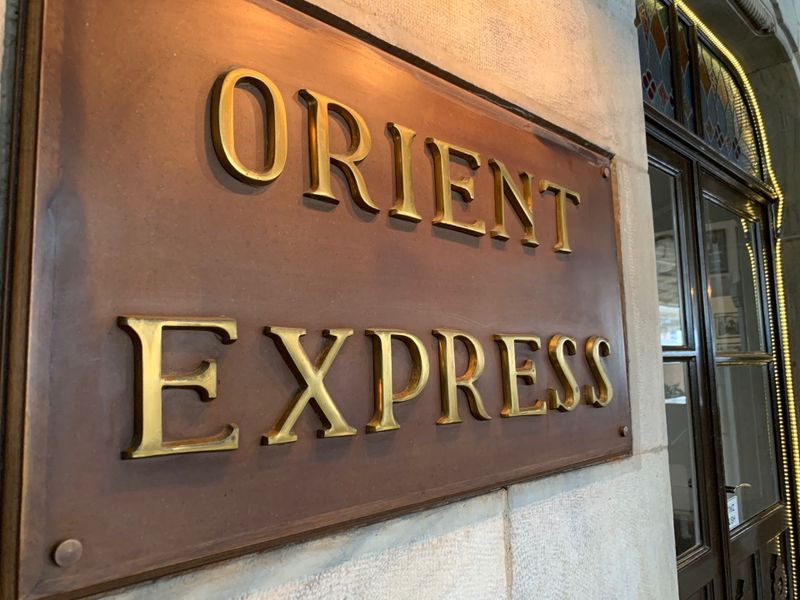 Im Bahnhof Sirkeci in Istanbul, wo der Orientexpress einst endete, erinnert noch heute ein Restaurant an den berühmten Fernzug.