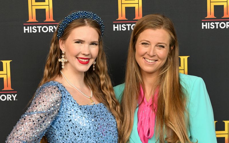 Melina Hoischen alias "Miss History" (links) ist gemeinsam mit Sportjournalist Marcel Reif Schirmherrin des History-Awards. Nina Eichinger (rechts) moderierte die Veranstaltung.