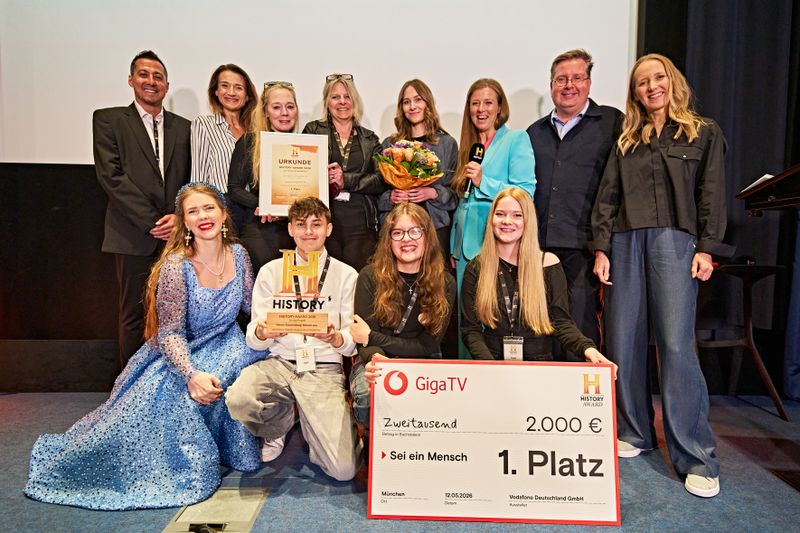 Gemeinsam mit Jury-Mitgliedern und Sponsoren überreichte "Miss History" (vorne links) den History-Award an die Schülerinnen und Schüler der Realschule Himmelsthür in Hildesheim.