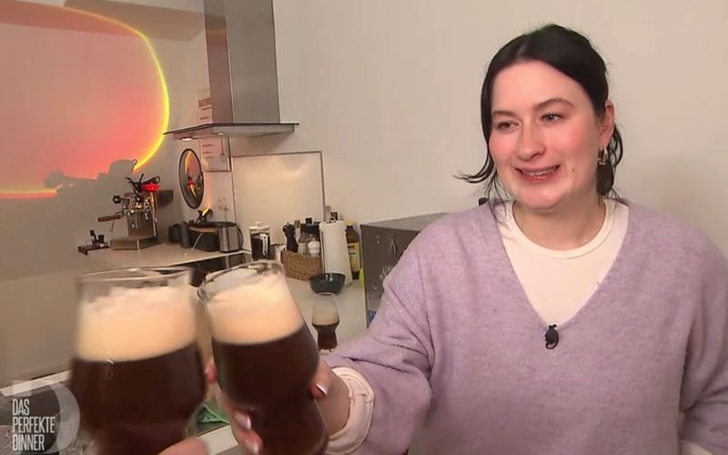 Zum Wohl! Krissy (26) kredenzt sogar dem Kamerateam ein frisch gezapftes dunkles "Stout".