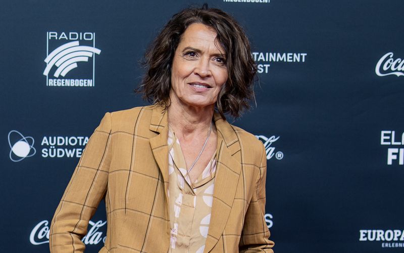 Ulrike Folkerts ist seit 1987 im Filmgeschäft. Am 14. Mai 2026 feiert die Schauspielerin ihren 65. Geburtstag.