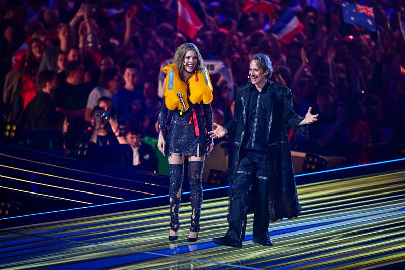 Victoria Swarovski und Michael Ostrowski starten mit einer Persiflage auf JJs "Wasted Love". 