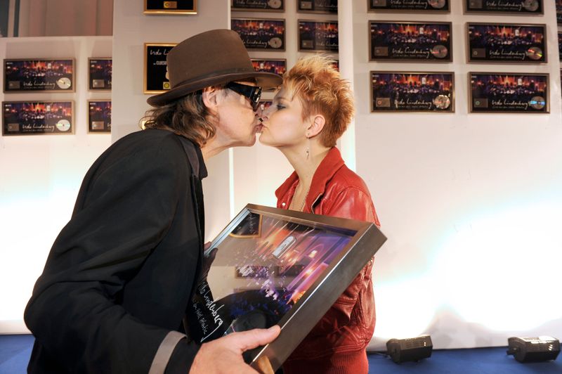 Küsschen für die Freundin: Udo Lindenberg und Tine Acke bei der Platinverleihung für sein "MTV Unplugged" 2012. 