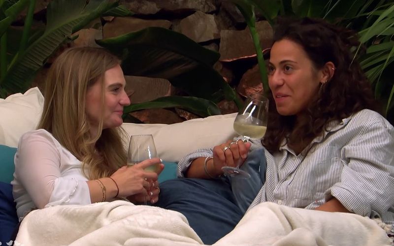 Eigentlich waren Sarah (links) und Melis im "First Dates Hotel" gar nicht füreinander bestimmt. Doch die Vibes zwischen den beiden Single-Frauen passten sofort.