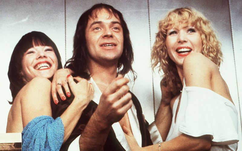 Wer kann, der kann: Udo Lindenberg spielt sich in "Panische Zeiten" (1980, Montag, 18. Mai, 23.15, NDR) sich selbst - und dazu noch den Detektiv Coolman. In einem abgedrehten Mix aus Thriller, Musical und Satire muss der Rockstar/Detektiv seine eigene Entführung aufklären und wird am Ende zum Bundeskanzler gewählt. Ein skurriler Kultfilm, der (einige) Grenzen des (guten) Geschmacks sprengt - und für uns eine der unverzichtbaren deutschen Kultkomödien des Jahrzehnts ist ...