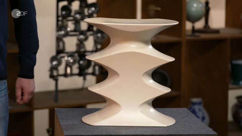 Der von Vitra gefertigte Hocker entstand nach einem Entwurf des Architektenbüros Herzog und de Meuron, den Wunschpreis von 350 Euro hielt "Bares für Rares"-Experte Detlev Kümmel für realistisch.
