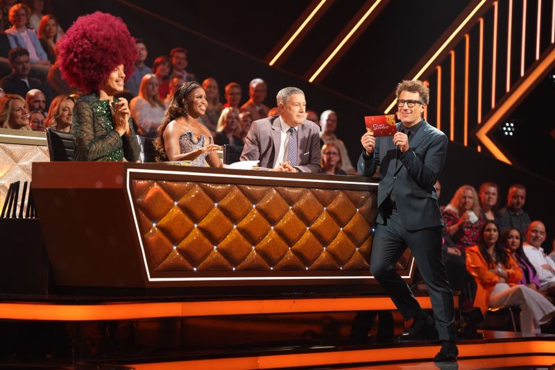 Kurz vor dem Halbfinale schauten Jury und Moderator besonders genau hin, von links: Jorge González, Motsi Mabuse, Joachim Llambi und Daniel Hartwich.
