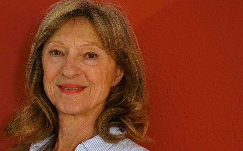 Die Münchener Therapeutin Jutta Stiehler war 16 Jahre lang Dr. Sommer beim Jugendmagazin BRAVO. In der ARD-Doku "BRAVO - Headlines, Hypes und Herzschmerz" werden Aufstieg und Fall des einst mächtigsten Jugendmagazins der Welt erzählt. Auch Jutta Stiehler berichtet im Dreiteiler von ihrer Arbeit. Ausführlicher tut sie es jedoch in diesem Interview.