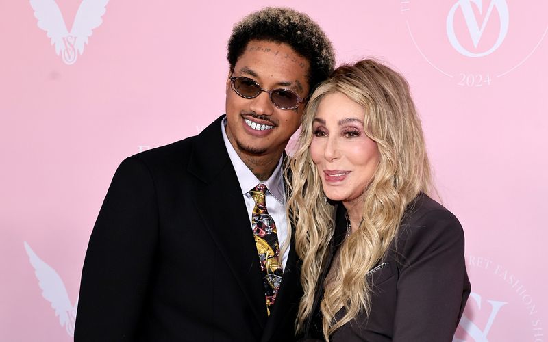 Seit 2022 ist Cher mit dem Musikmanager Alexander Edwards liiert.
