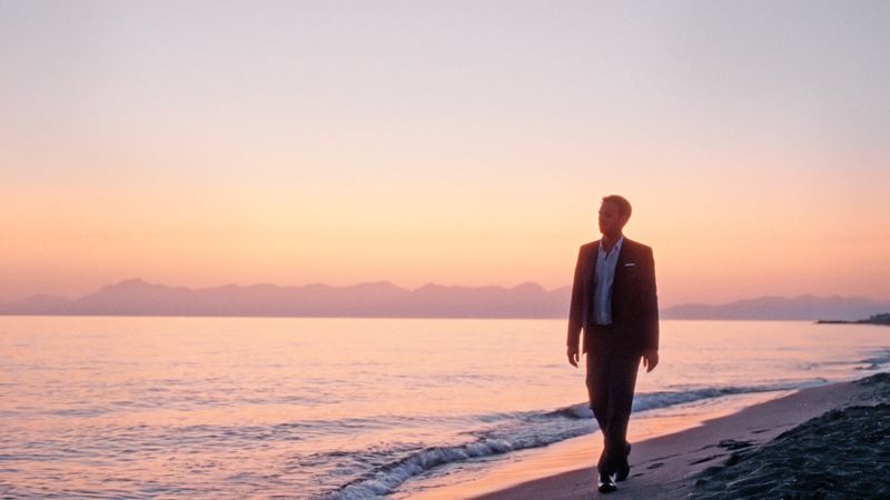 Stimmungsvoller Spaziergang im Abendrot am Meer: Leon Windscheid erforscht in zwei Dokus zum Thema "Liebe", was bei der romantischen Liebe tatsächlich in unserem Körper und unserer Seele passiert. Was können wir tun, um "erfolgreicher" in der Liebe zu werden?