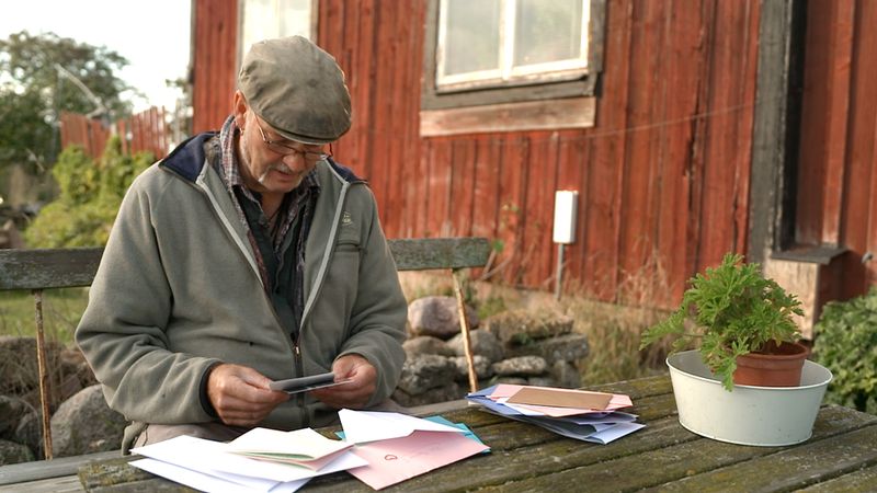 Der 64-Jährige schaut die Liebespost kritisch durch.