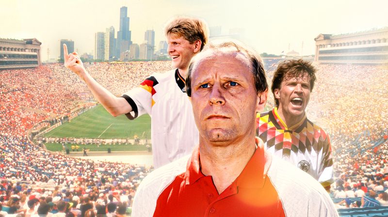 Das Cover der ARD-Dokuserie "Elf Helden - Ein Albtraum" zeigt drei Protagonisten eines WM-Horrortrips in die USA 1994. Dort wollte der amtierende Fußball-Weltmeister Deutschland seinen Titel mit Trainer Berti Vogts (zweiter von links) und Kapitän Lothar Matthäus verteidigen. Es kam anders - auch für Stefan Effenberg (links).