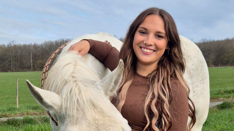 Pferdetrainerin Melina (22) ist das Küken der neuen "Bauer sucht Frau"-Staffel. Sie lebt im Ederbergland in Hessen auf dem Hof ihrer Eltern, tanzt gerne und liebt das Reiten. Obwohl sie noch jung ist, wünscht sie sich eine feste Beziehung: "Mir reicht es mit dem Single sein, ich würde mir einfach mal wünschen anzukommen."