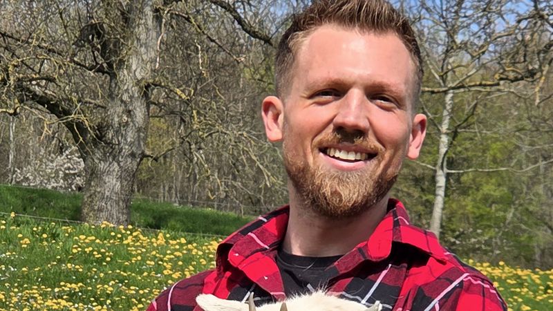 Andi lebt mit 30 Jahren auf der Schwäbischen Alb und führt nebenberuflich eine Mutterkuhhaltung mit Rindern, Obstbäumen und Zwergziegen. Seit über einem Jahr ist er Single und wünscht sich eine ehrliche, aktive und offene Frau an seiner Seite. "Für mich wäre es etwas Unbezahlbares, jemanden an meiner Seite zu haben, der mich bedingungslos liebt."