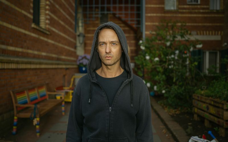 In der zweiten Staffel der Buchadaption "Achtsam morden" will Anwalt Björn Diemel (Tom Schilling) nur einen ruhigen Urlaub mit der Familie genießen, bringt dann aber aus Versehen einen Kellner ums Eck.