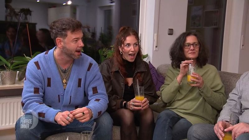 Als Mathias, Lui und Angela (von links) Ragils Follower-Zahl hören, sind sie platt.
