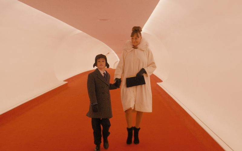 Ein Film über Zeiten, als das Fliegen noch Abenteuer war und Terminals Kunstwerke der Moderne: Jeff (Clark Shotwell) und seine Mutter (Kelly Eviston-Quinnett) beginnen ihre Flugreise von der Ost- bis an die Westküste.