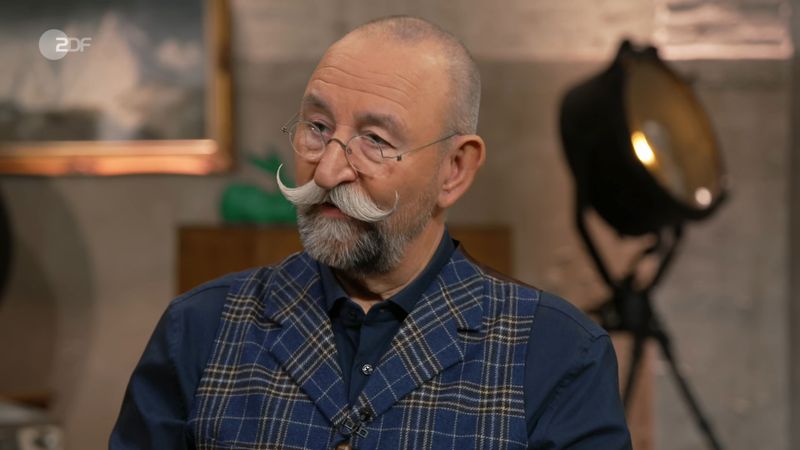 "Bei der Gartenarbeit wäre das unpassend, es sei denn die Dame ist so elegant, dass sie beim Vorbeigehen noch Kartöffelchen rausmacht", sagte Lichter hinsichtlich des Schmuckstücks. "Oder sie steht an der Schlosspforte und streichelt die Rosen." 