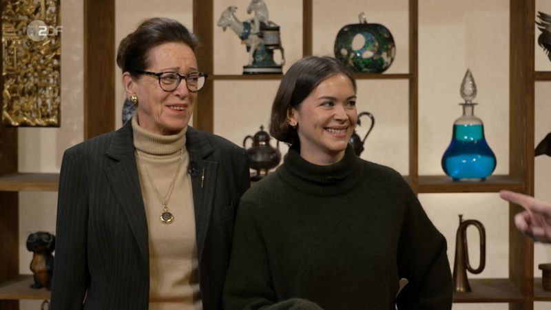Claudia (links) und ihre Enkelin Felicia aus Berlin hatten eine ganz besondere Uhr im Gepäck.