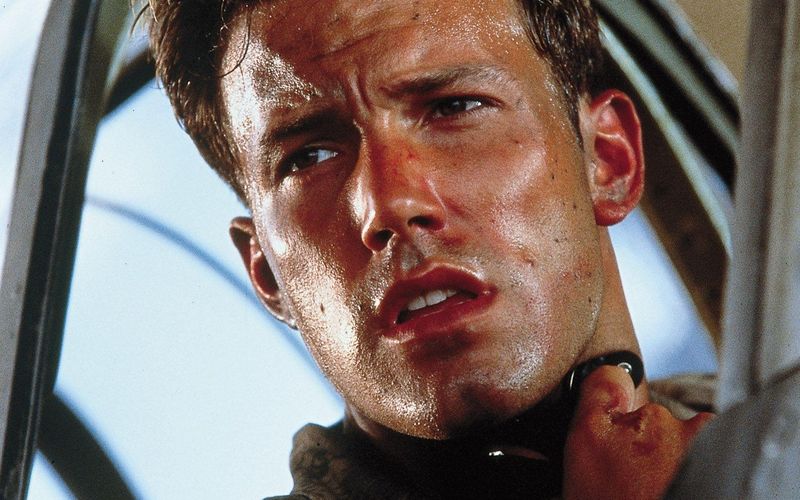 Er hat Oscars gewonnen, aber auch schon so manche Goldene Himbeere. Das ist bezeichnend für die Karriere Ben Afflecks, der sich als Schauspieler im Zwielicht bewegt zwischen Filmen, die ihn zum Superstar Hollywoods machten, und solchen, die er und so mancher seiner Fans am liebsten aus seiner Vita streichen würden. Zu welcher Kategorie "Pearl Harbor" zählt, der vor 25 Jahren, am 21. Mai 2001, seine Weltpremiere auf Hawaii feierte, zeigt die Galerie mit den fünf besten und fünf schlechtesten Filmen von Ben Affleck. 