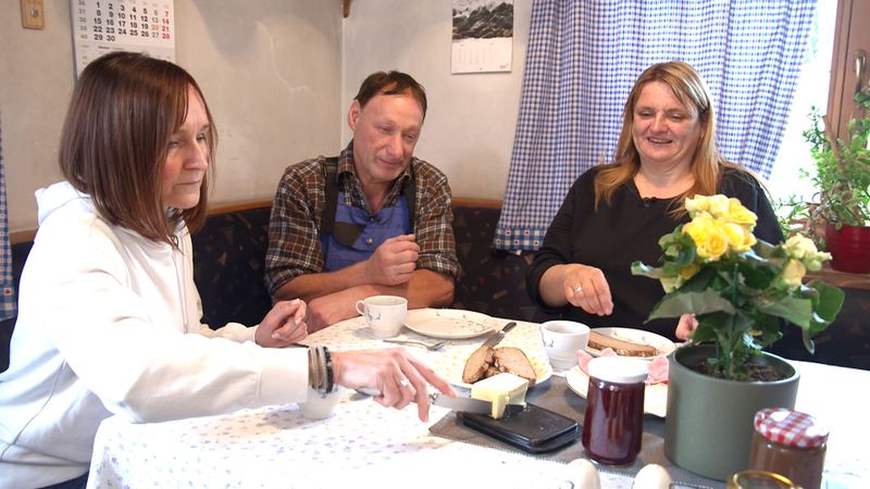 Silke und Simone (rechts) besuchen den Landwirt in Tirol.