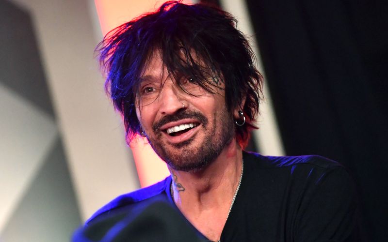 Auch an der Musik-Szene ging der Reality-Trend nicht vorbei. Vor allem in den 2000-ern verschlug es im Zuge des Erfolgs von "The Osbournes" einige Musikerinnen und Musiker in Reality-TV, so auch Mötley-Crüe-Drummer Tommy Lee, der jetzt mit "Tommyland Rides Again" ein neues Soloalbum veröffentlicht. Wer sonst noch den Schritt von der Bühne ins Reality-TV wagte, verrät die Galerie.