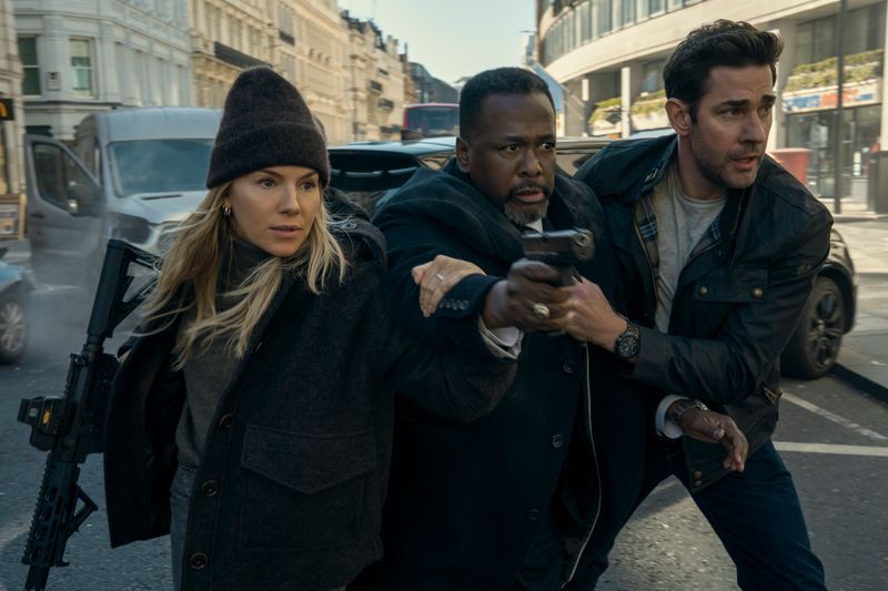 MI6-Agentin Emma Marlow (Sienna Miller) unterstützt den CIA-Vizechef James Greer (Wendell Pierce, Mitte) und Jack Ryan (John Krasinski) in brenzligen Situationen.