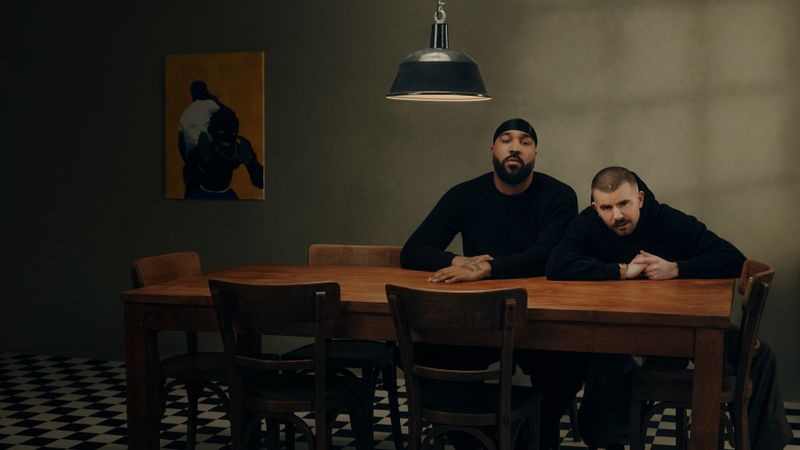 Die Filmemacher Tuan Lam und Julia Krampe begleiten OG Keemo (links) und sein Kumpel und Produzent Funkvater Frank über ein Jahr lang bei der Albumproduktion.