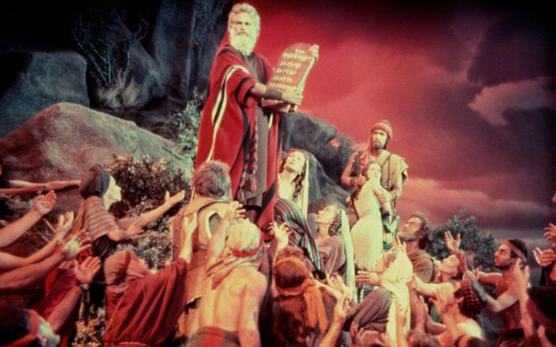 Charlton Heston als Moses in einer der Schlüsselszenen von "Die Zehn Gebote": Auf dem Berg Sinai schließt er mit Gott den Bund durch den Empfang der Zehn Gebote.