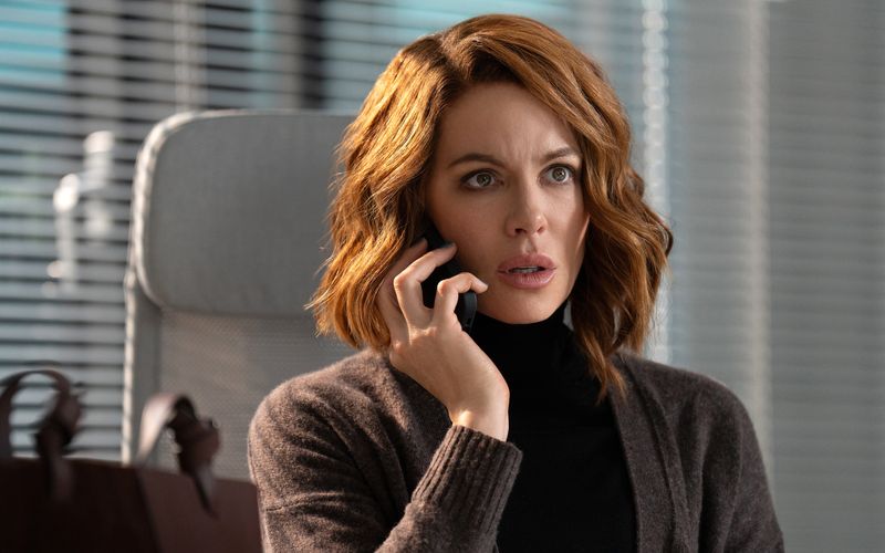 Der Mann von Avery Graves (Kate Beckinsale) wurde entführt. Um sein Leben zu retten, soll die Agentin einen Datenstick mit vielen sensiblen Informationen stehlen.