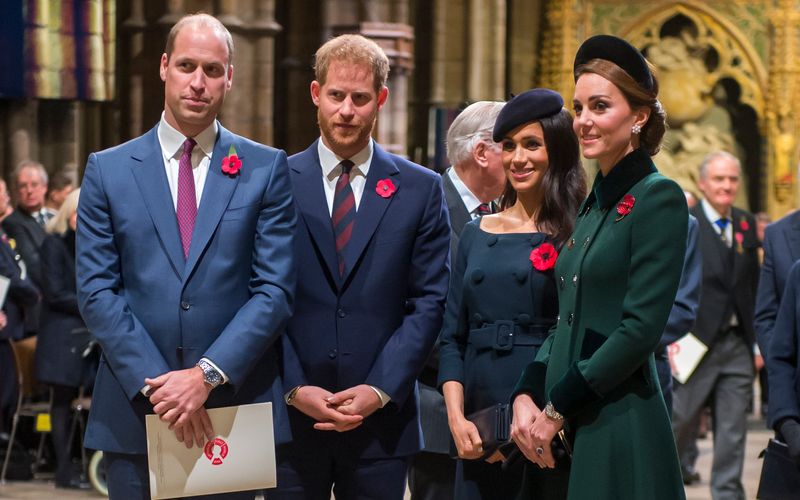 Die Prinzen William (links) und Harry standen im Team mit ihren Frauen Prinzessin Kate (rechts) und Herzogin Meghan lange an der Spitze der Beliebtheitsskala. Wie der Streit zwischen den Brüdern alles veränderte, erzählt nun eine wiederholte Doku bei ARTE.